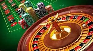 Pemain Indonesia sedang bermain Bingo kk777 di smartphone